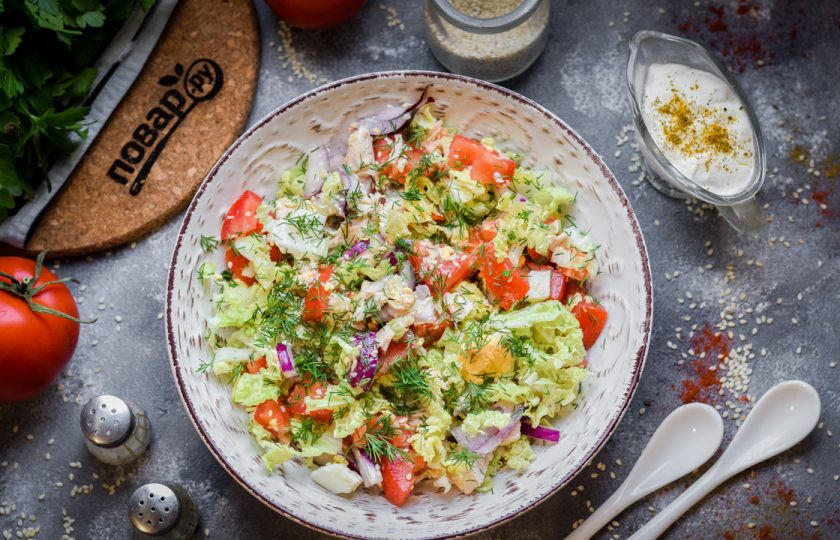 1. Этап. Салат с курицей и пекинской капустой: При подаче можете посыпать любимой зеленью. Приятного аппетита!