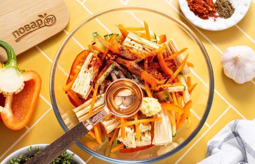 1. Этап. Соевая спаржа с овощами: Влейте уксус и растительное масло.