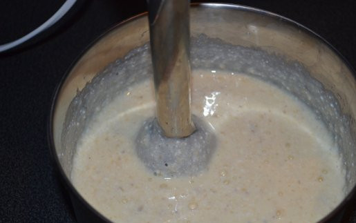 1. Этап. Кекс мраморный в мультиварке: 7. Шоколадное тесто пока отставить в сторону. В отдельной емкости смешать 2 яйца с творогом. По вкусу добавить сахар и тщательно взбить. В это тесто можно также добавить бананы, цедру цитрусовых или сухофрукты.