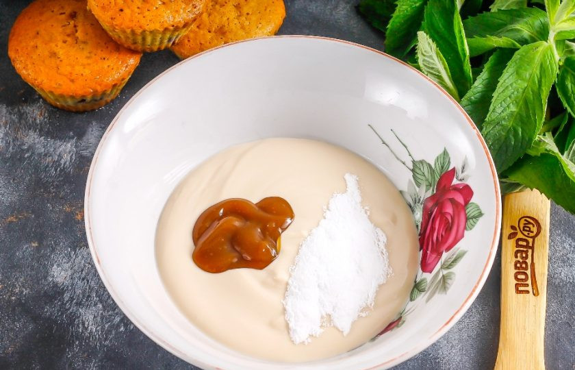 1. Этап. Крем для кексов: Выложите сметану или другой молочный либо сливочный продукт в глубокую емкость, добавьте туда же карамель и загуститель для сливок, сметаны. По желанию карамель можно заменить 2-3 ст.л. сахарного песка, топингом, сиропом или другим подсластителем.