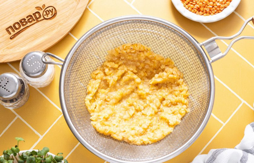 1. Этап. Пюре из картофеля и красной чечевицы: Откиньте чечевицу на сито, дайте стечь воде, которая не впиталась. Получившийся отвар не сливайте, его можно добавить в пюре.