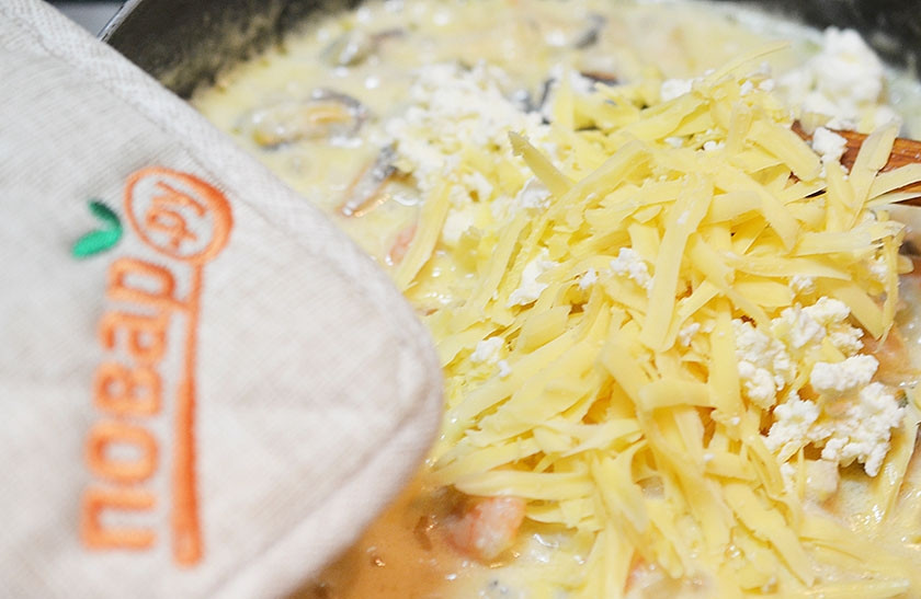 1. Этап. Чилийское чупе: Добавьте брынзу, 2/3 сыра. Перемешайте.