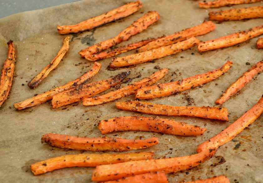 1. Этап. Морковные палочки: Запекайте морковь 30-35 минут до золотистого цвета.