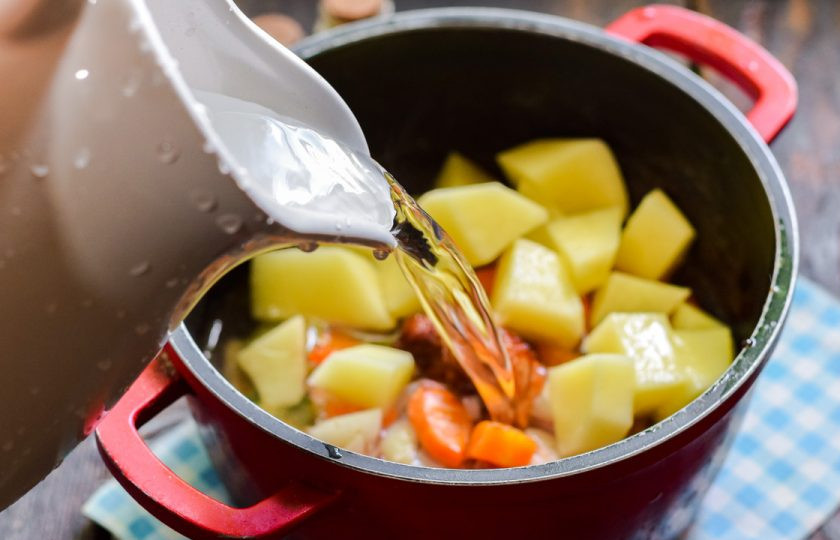 1. Этап. Суп с копченостями и вермишелью: Залейте в кастрюлю горячую воду, доведите до кипения и варите 25 минут.