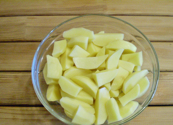 1. Этап. Картошка с солеными огурцами: 4. Картофель нарезаем кусочками крупными.