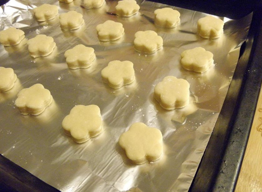 1. Этап. Сметанное печенье: 6. Чтобы печенье не прилипло лучше использовать пекарскую бумагу или фольгу. Отправьте печенье в горячую духовку на 15-20 минут. Температура 180 градусов. Следите, чтобы печенье пропеклось и не сгорело. Время нужно регулировать, чем больше размер печенья, тем больше времени понадобится.