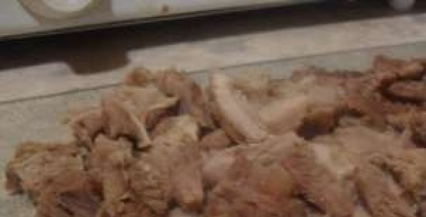 1. Этап. Суп грибной с гречкой: Предварительно нам нужно отварить мясо. Итак, моем мясо в холодной воде, разрезаем на небольшие кубики, приблизительно 2х2 см. Закидываем мясо в кастрюлю с водой и варим после кипения примерное час с закрытой крышкой.