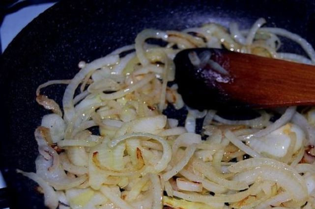 1. Этап. Кавказский суп из баранины: На том же масле обжарьте лук до золотистого цвета.