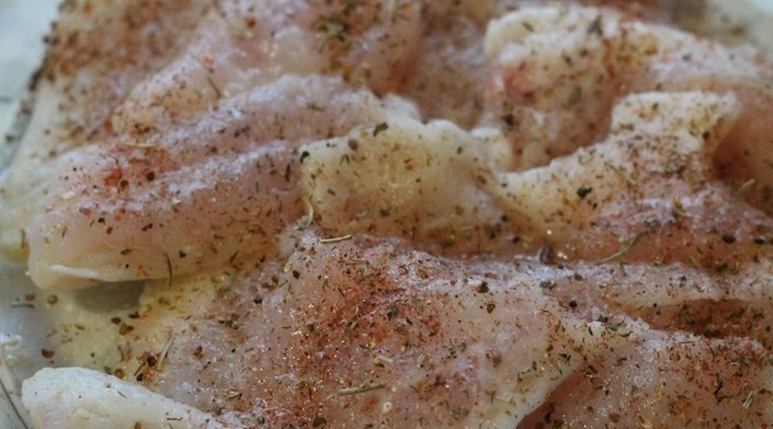 1. Этап. Маринад для пангасиуса: Затем молоко сливаем, добавляем специи.