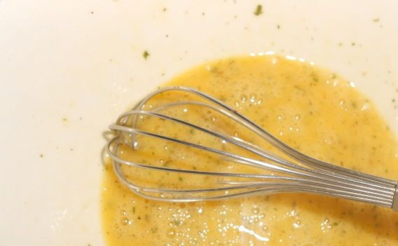 1. Этап. Шницель по-венски: В миске взбейте яйца со специями, солью и перцем.