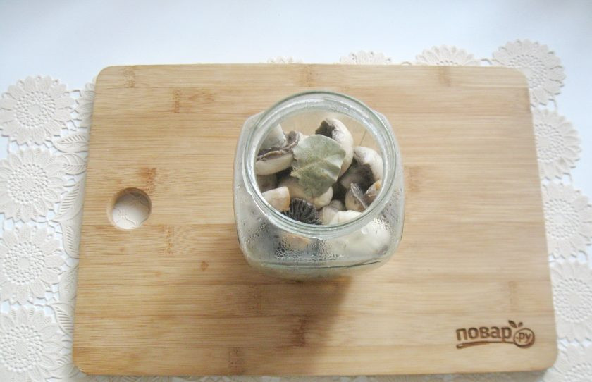 1. Этап. Маринованные шампиньоны на зиму: Заполните банку отварными шампиньонами.