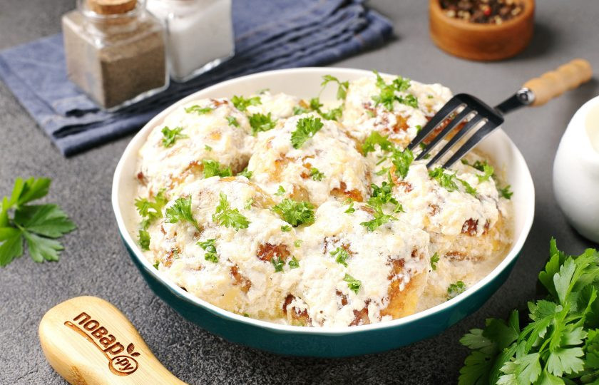 1. Этап. Куриные тефтели в духовке в сливочно-сырном соусе: Куриные тефтели в духовке в сливочно-сырном соусе готовы. Приятного аппетита!