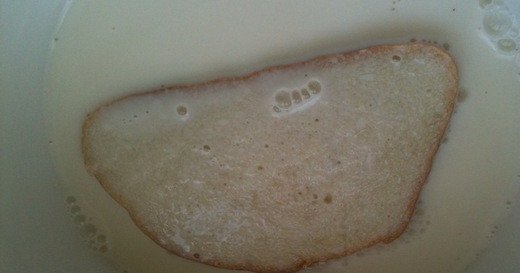 1. Этап. Бутерброды Ленивые ватрушки: Немного сахара смешайте с молоком. В этой жидкости обмакните ломтики батона.