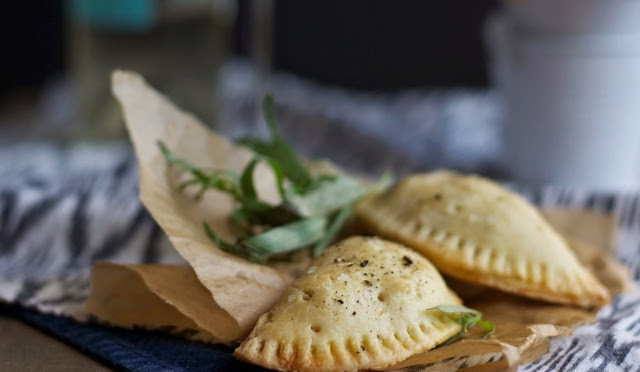 1. Этап. Пирожки с куриной начинкой: Запекайте пирожки 25 минут в разогретой до 190 градусов духовке. Приятного аппетита!