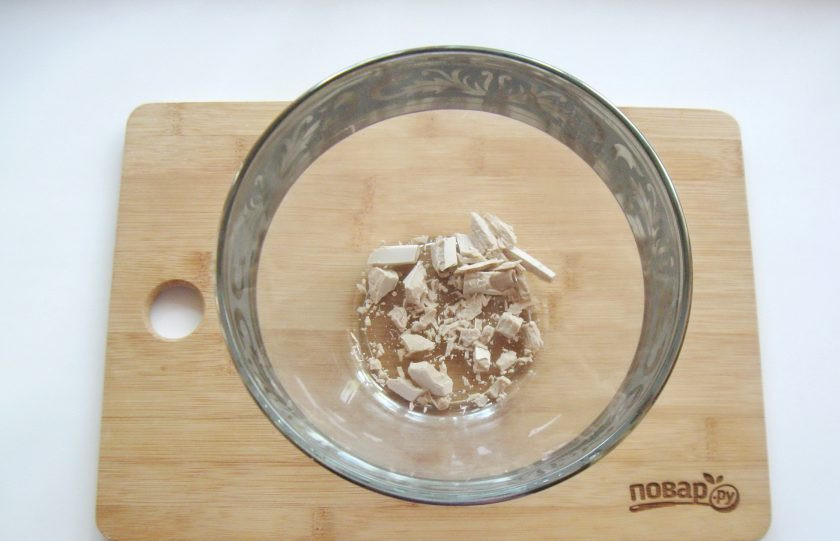 1. Этап. Саратовский калач: Поставьте опару для хлеба. В миску выложите дрожжи.