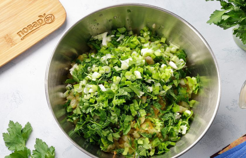 1. Этап. Салат со скумбрией и соленым огурцом: Добавьте рубленую свежую зелень. Зелень можете взять любую на свой вкус.