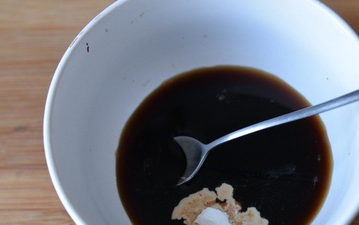 1. Этап. Индейка с грибами эноки: В миске соединяем воду, соевый соус, сахар и крахмал. Перемешиваем.