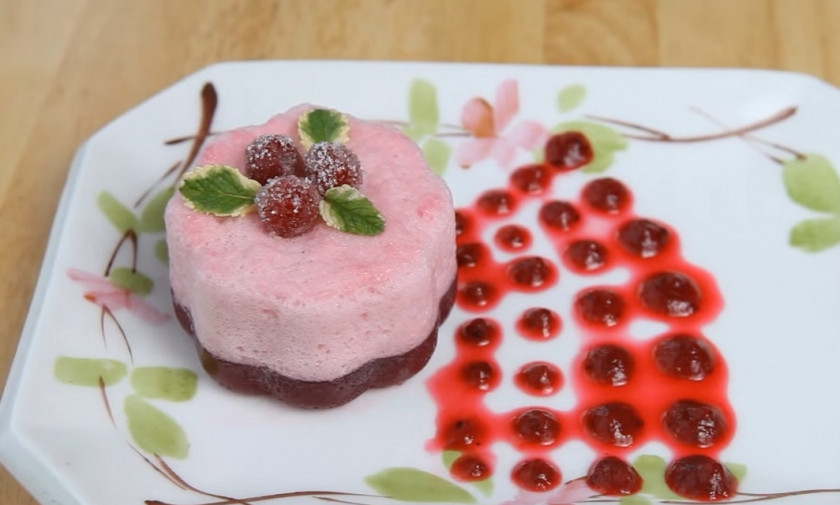 1. Этап. Клюквенный мусс: 7. Перед подачей опустите формочки в теплую воду. Украсьте клюквенным пюре. Приятного аппетита!