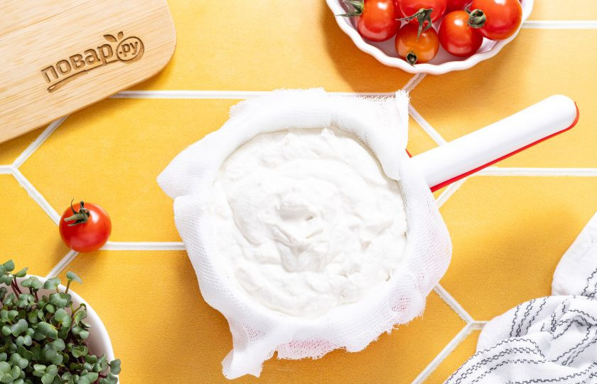 1. Этап. Крем-сыр из миндаля: Сыворотку можно выкинуть, а получившуюся массу переложить в несколько слоев чистой марли и форму для приготовления сыра. Если такой формы нет, то используйте мелкое сито. Накройте сыр марлей, а сверху поставьте пресс. Оставьте на несколько часов, чтобы стекла лишняя сыворотка. Я оставляю сыр под прессом на 12 часов. Затем его можно убрать в холодильник на хранение.