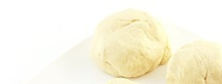 1. Этап. Пицца с ветчиной в мультиварке: Тесто разделите на 3 части. Одну часть раскатайте под размеры чаши мультиварке. Остальное тесто уберите в холодильник.