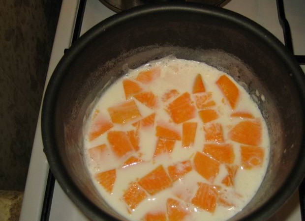 1. Этап. Манная каша с тыквой: Поставьте греться молоко. Опустите тыкву в кипящее молоко. Варите минут 15.