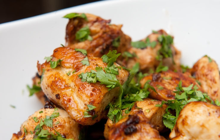 1. Этап. Курица с лаймом: Выложите кусочки филе на тарелку и посыпьте кинзой.