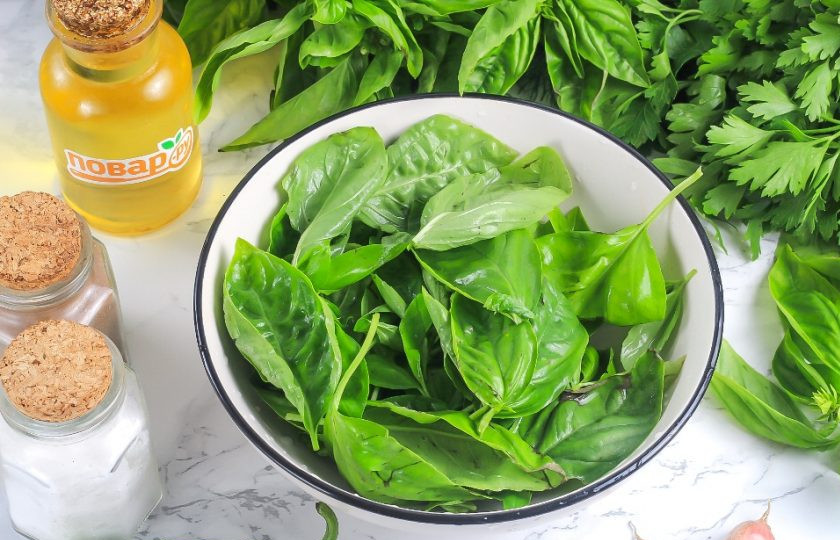 1. Этап. Аджика из базилика: С веточек базилика снимите листья и промойте в воде.