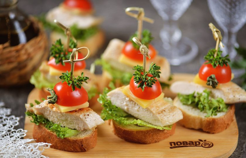 1. Этап. Канапе с курицей: При желании каждую канапешку перед подачей можно украсить листиком петрушки или укропа. Приятного аппетита!