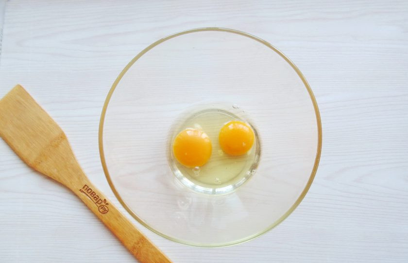 1. Этап. Творожная запеканка для детей: В миску разбейте яйца.