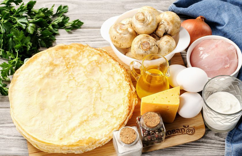1. Этап. Блинный пирог с курицей и грибами Улитка: Подготовьте все ингредиенты. Блинчики для пирога должны быть тонкими и эластичными.