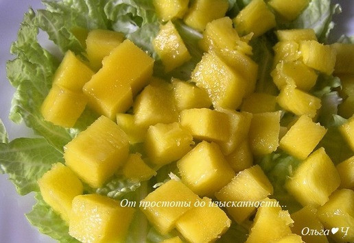 1. Этап. Салат с манго и авокадо: На листья капусты выложите нарезанное кубиками манго.