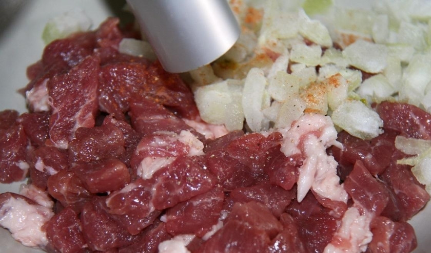 1. Этап. Самса узбекская слоеная с мясом: 1. Мясо мою, затем вытираю его полотенцем и нарезаю маленькими квадратиками. К мясу добавляю мелко порезанный лук, соль и молотый перец.