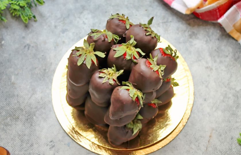 1. Этап. Летний торт: После этого сделайте второй слой, начиная со средней ягоды с последнего ряда, если смотреть с носиков. Дайте застыть и сделайте третий ряд. Уберите в холодильник на 20-30 минут, украсьте и подавайте на праздничный стол.