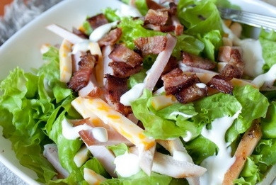 1. Этап. Салат от шефа: Теперь приступим к сборке салата. На дно салатника выкладываем листья салата: их не режем, а рвем руками. Затем распределяем ветчину, сыр, курицу и по верху выкладываем хрустящие ломтики бекона.