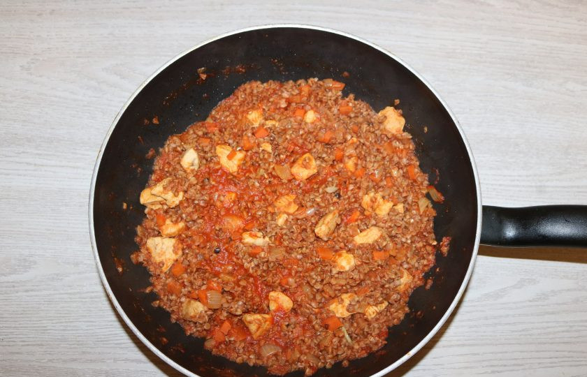 1. Этап. Гречка по-купечески с курицей: Закройте сотейник крышкой. Готовьте на медленном огне в течение 20 минут.