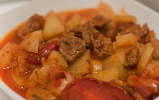 1. Этап. Телятина в горшочках с картошкой: Подождем, пока горшочки немного остынут, и начнем накрывать на стол, подавать готовое блюдо можно как в горшочках, так и выложить его порционные тарелки, кому как удобно. Приятного аппетита!