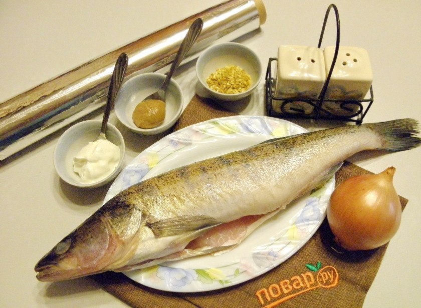 1. Этап. Судак в духовке, запеченный в фольге: Судака выпотрошите, удалите у него жабры и чешую. Хорошенько промойте и обсушите рыбку внутри и снаружи.