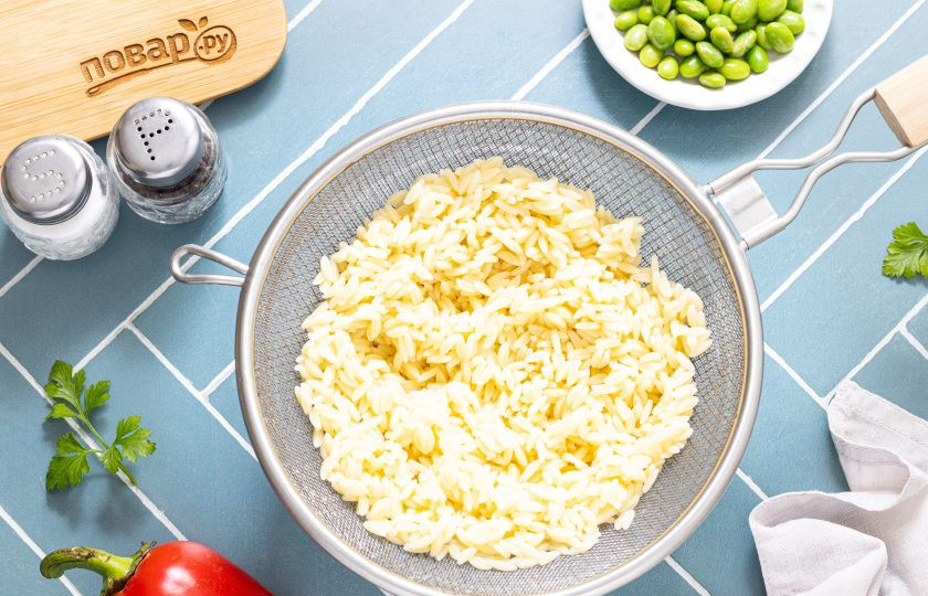 1. Этап. Паста орзо с овощами: После промойте пасту орзо в холодной воде и откиньте на сито, дайте стечь лишней воде.