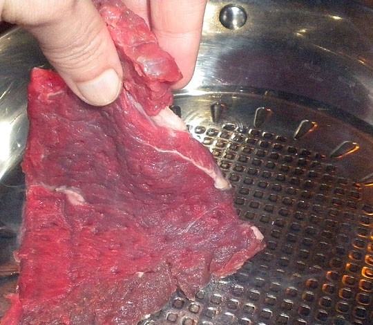 1. Этап. Мясо по-французски в духовке с грибами: 2. Разогрейте на сковороде растительное масло и выложите кусочки мяса. На сильном огне обжарьте с двух сторон до образования корочки, а затем прямо на сковороде посолите и поперчите со всех сторон. Тут же можно добавить специи, если пожелаете.