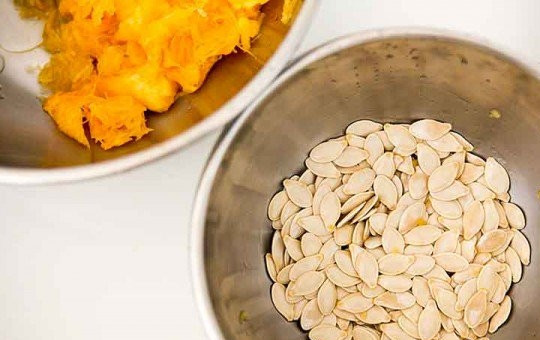 1. Этап. Запеченные тыквенные семечки: 5. И отделить семечки от мякоти.