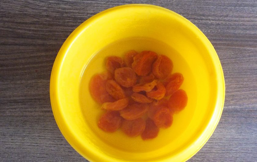 1. Этап. Повидло из тыквы с курагой: Курагу вымойте под проточной водой. Переложите в чашу, залейте крутым кипятком и оставьте на время, пока варится тыква.