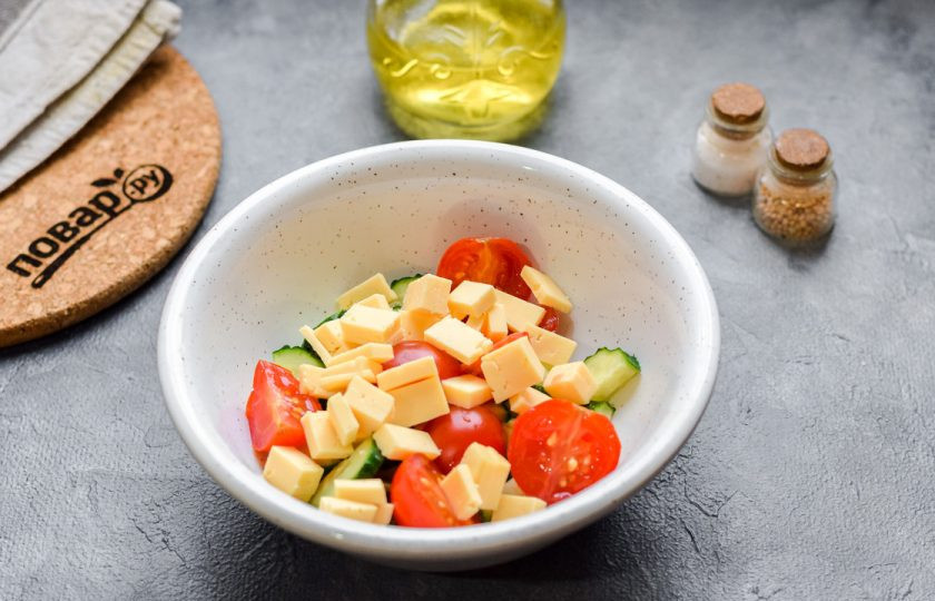 1. Этап. Салат с мидиями: Твердый сыр нарежьте также небольшими пластинами или кубиками, добавьте сыр в салат.