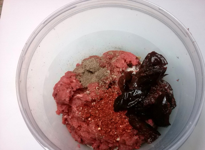 1. Этап. Ветчина из индейки: Добавить специи, соль и кусочки чернослива. Хорошенько перемешайте фарш, начините им кожу.