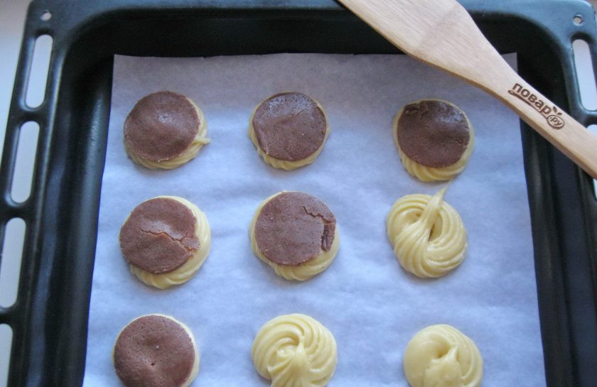 1. Этап. Профитроли с кракелюром: Достаньте тесто для кракелюра из морозильника и вырежьте кружки по диаметру ваших профитролей. Выложите кракелюр на каждое пирожное.