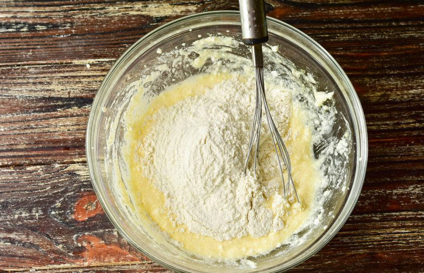 1. Этап. Крендель с творогом: Добавьте муку и ванилин.