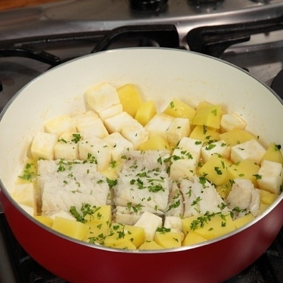 1. Этап. Треска с картошкой: Добавьте нарезанную треску, зелень, соль и перец. Обжарьте еще пару минут.