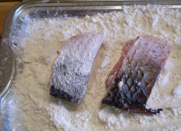 1. Этап. Жареная рыба с картошкой: 3. Панируем кусочки рыбы в пшеничной муке. Отправляем жариться на разогретую сковороду.