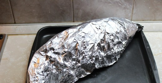 1. Этап. Сазан в духовке с майонезом: Края фольги подворачиваем, а сверху накрываем еще одним листом. Плотно все закрываем. Получается вот такой вот кокон, как на фото. Отправляем рыбу на час в разогретую до 200 градусов духовку.