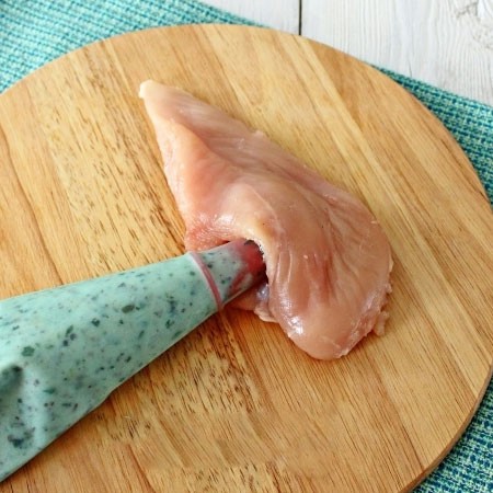 1. Stage. Chicken muslin fillet: The thick fillet that remains needs to be cut on one side making a pocket. Fill the cooked muslin with a pastry bag or other convenient method. Top the meat with salt and pepper.