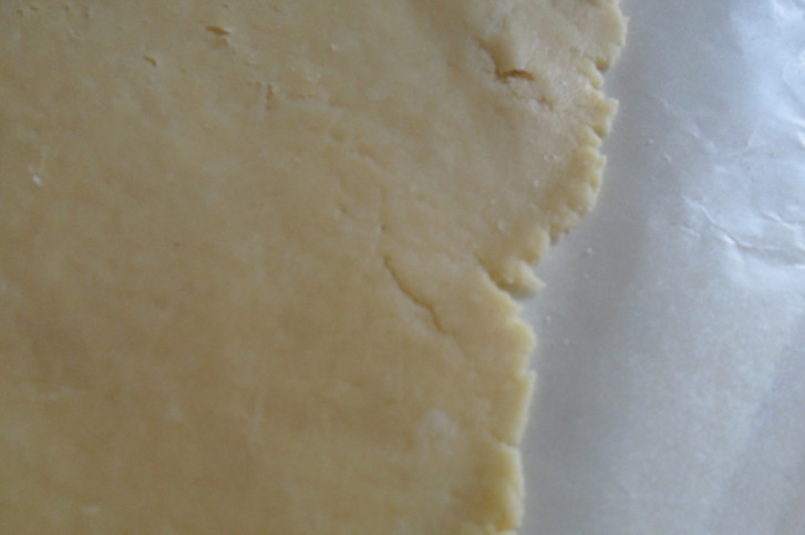 1. Этап. Маковый пирог: Полученное тесто раскатываем по диаметру формы. Не слишком тонко!